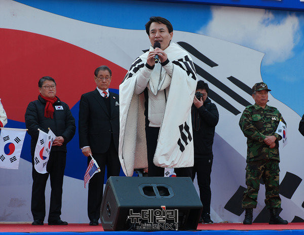 자유한국당 김진태 의원. 사진은 16차 태극기 집회에서 연단에 나선 모습이다. ⓒ뉴데일리 정상윤 기자