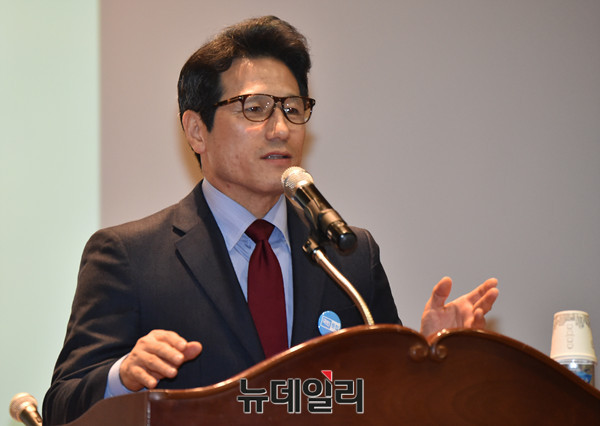 ▲ 바른정당 정병국 대표가 9일 서울 대치2동문화센터에서 열린 영동대로 지하공간 통합개발 입법공청회에 참석해 축사를 하고 있다. ⓒ뉴데일리 이종현 기자