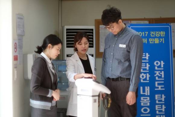 ▲ 현대오일뱅크 안전생산본부 직원이 건강관리프로그램 참가에 앞서 체지방을 측정하고 있다.ⓒ현대오일뱅크