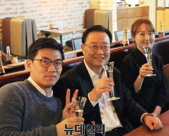 ▲ 지난 8일 김창범 사장(가운데)과 직원들이 강남의 한 이탈리안 식당에서 식사를 했다.ⓒ한화케미칼