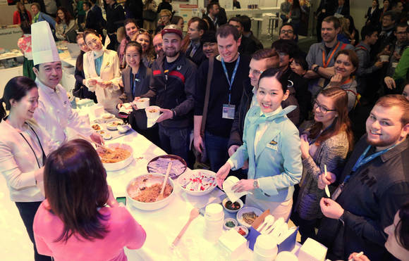 ▲ 대한항공은 이달 8~9일 독일 베를린에서 개최된 '국제관광박람회'에서 한식 대표 음식 비빔밥 조리 시연회를 진행했다고 9일 밝혔다.ⓒ대한항공