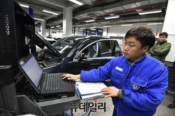 ▲ 폭스바겐 서초 서비스센터 직원이 티구안 2.0TDI 차량의 소프트웨어 업그레이드를 진행 중이다.ⓒ이종현 기자
