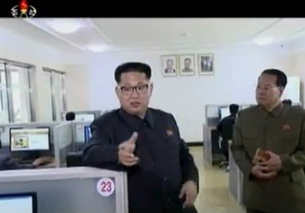 ▲ 북한이 10일 남파공작원 지령용으로 추정되는 ‘난수(亂數)’ 방송을 또 내보냈다. 사진은 김정은(왼쪽).ⓒ北선전매체 캡쳐