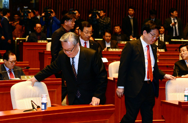 ▲ 자유한국당 인명진 비상대책위원장과 정우택 원내대표가 10일 오후 국회에서 열린 의원총회에서 각자의 자리로 향하고 있다. 이날 의총은 비공개로 전환된지 7분만에 파했다. ⓒ뉴시스 사진DB