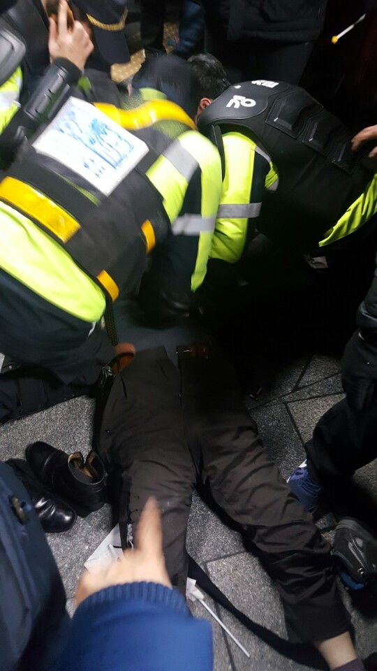 ▲ 태극기집회에 참석한 한 시민이 시위 도중 쓰러져 경찰이 응급처치를 하고 있다. ⓒ 뉴데일리 이길호 기자