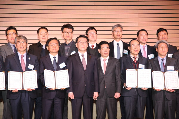 ▲ 보은군이 10일 국토교통부․항공기술원, 시범사업자 등 31개 기관과 무인비행장치 시범사업 추진을 위한 공동협력 방안 등에 관한 업무협약을 했다.ⓒ보은군