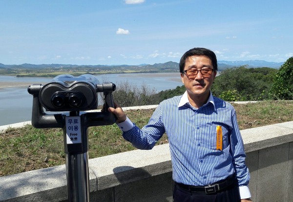 ▲ ​임진강 건너 저 북녘 땅에서 2천만 우리 동포들이 헐벗고 굶주림에 시달립니다. 대한민국 대통령과 정치인들이 1년에 한 번이라도 이곳 파주 오두산 통일전망대를 찾아 이 망원경으로 황폐화된 북녘의 산아를 보며 통일을 염원했으면 합니다. 사진은 2016년 9월에 찍은 거죠. [사진 = 림일작가]