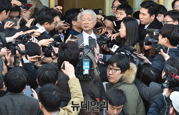 ▲ 10일 오전 11시30분쯤 박근혜 대통령에 대한 헌법재판소의 탄핵인용결정 직후, 대통령 변호인단 소속 서석구 변호사가 기자들의 질문에 답하고 있다. ⓒ 뉴데일리 이종현 기자