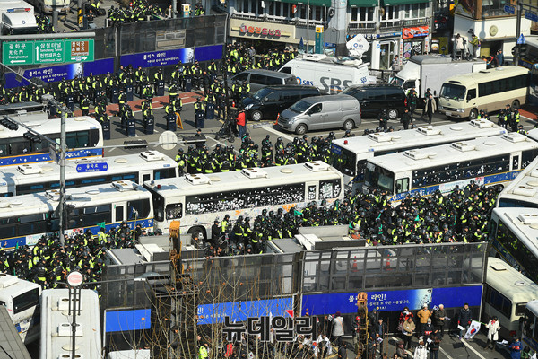 ▲ 10일 오후 대통령 탄핵결정에 반대하는 시민들이, 서울 재동 헌법재판소 진입을 시도하면서 이를 막는 경찰과 대치하고 있다. ⓒ 뉴데일리 정상윤 기자