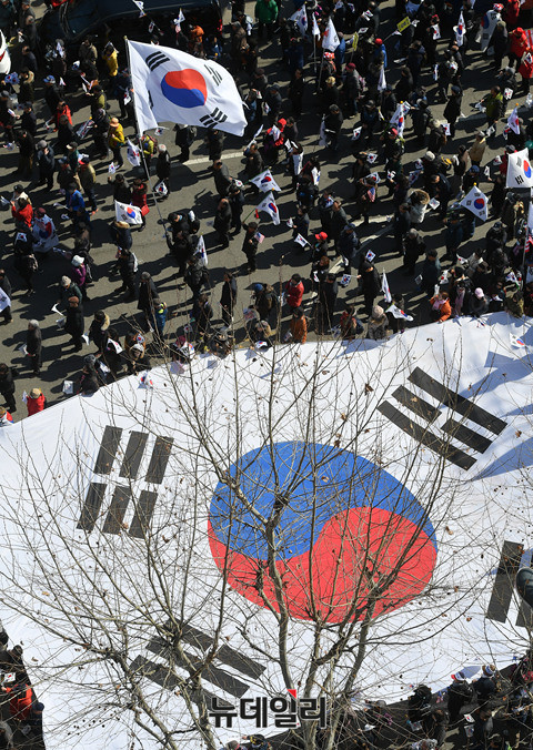 ▲ 헌법재판소가 박근혜 대통령 파면을 결정한 10일, 이에 반발하는 시민들이 헌재 인근에서 시위를 벌이고 있다. ⓒ 뉴데일리 정상윤 기자