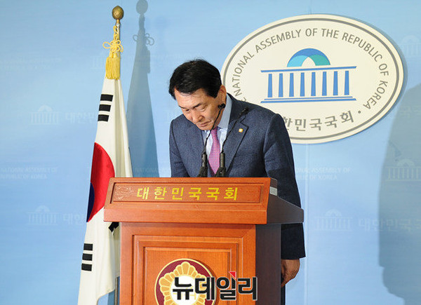 ▲ 자유한국당 안상수 의원이 국회 기자회견장에서 고개를 숙이고 있다(자료사진). ⓒ뉴데일리 사진DB