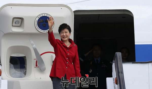▲ 박근혜 대통령이 해외순방에 나서기 전 손을 들어 인사를 하고 있다. ⓒ뉴데일리 DB