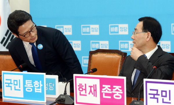 ▲ 바른정당 정병국 대표와 주호영 원내대표가 10일 오후 의원총회에 앞서 대화를 나누고 있다. 이날 의총에서 정병국 대표는 전격 사퇴를 선언해, 주호영 원내대표가 대표권한대행으로 당을 이끌게 됐다. ⓒ뉴시스 사진DB