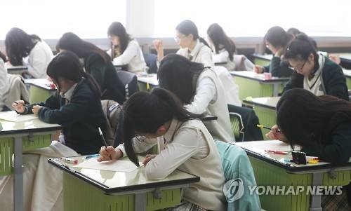 ▲ 9일 경기 수원시 영복여고에서 실시된 전국연합학력평가에서 고3 학생들이 시험을 치르고 있다. ⓒ연합뉴스