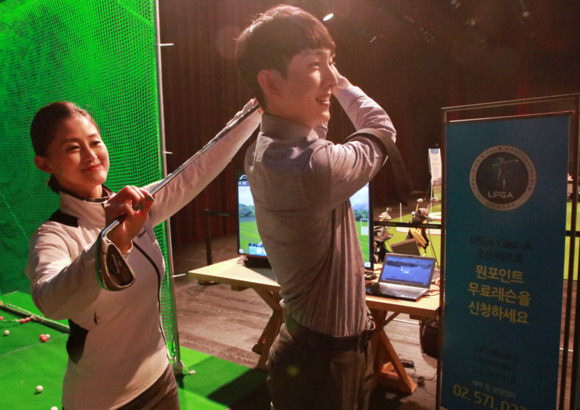 ▲ 10일 오전 현대백화점 판교점 10층 '프리미엄 골프 대전' 내에 마련된 체험 공간에서 LPGA 조은애 프로가 고객들을 상대로 스윙 분석과 원포인트 레슨을 해주고 있다. ⓒ현대백화점