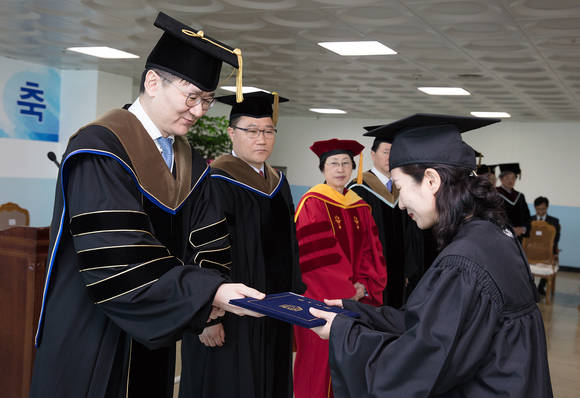 ▲ 제 16회 정석대학 학위수여식에 참석한 조원태 대한항공 사장(왼쪽)이 졸업생에게 학위증서를 전달하고 있는 모습.ⓒ한진그룹