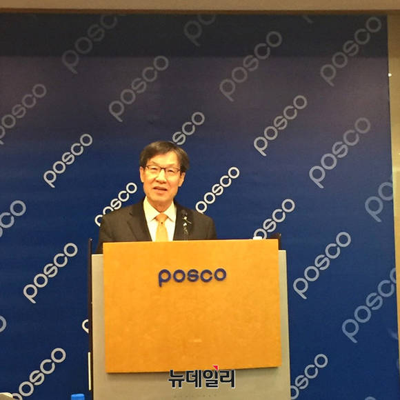 ▲ 권오준 포스코 회장이 10일 정기 주주총회가 끝난 후 열린 기자간담회에서 질문에 답하고 있다.ⓒ뉴데일리