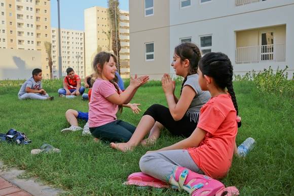 ▲ 이라크 비스마야신도시 잔디밭에서 아이들이 놀이를 하고 있다. ⓒ한화건설