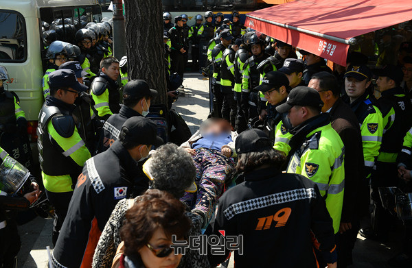 ▲ 10일 박근혜 전 대통령의 파면이 결정된 이후 벌어진 탄핵 반대시위 과정에서 부상을 당해 병원에 이송되고 있는 시민. ⓒ뉴데일리 정상윤 기자