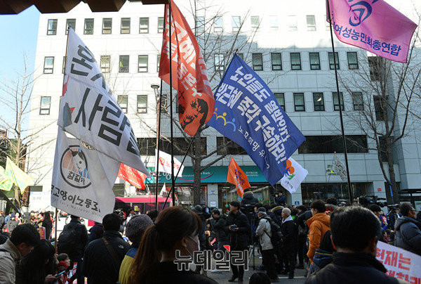 ▲ 지난 10일 박근혜 대통령의 탄핵이 결정된 뒤에 열린 '탄핵시위대'의 모습. 美정부는 朴대통령 탄핵이 한미동맹과 사드 배치에는 아무런 영향을 주지 않을 것이라고 밝혔다 ⓒ뉴데일리 DB