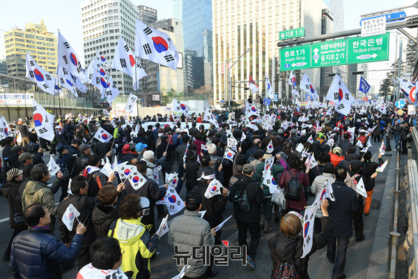 ▲ 1차 '탄핵 무효 국민저항 총궐기 국민대회' 태극기집회 참가자들이 행진하고 있다. ⓒ뉴데일리 정상윤 기자