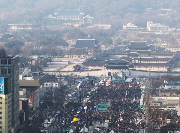 ▲ 퇴진행동이 같은날 광화문 광장에서 '탄핵환영' 촛불집회를 열었다. ⓒ뉴시스