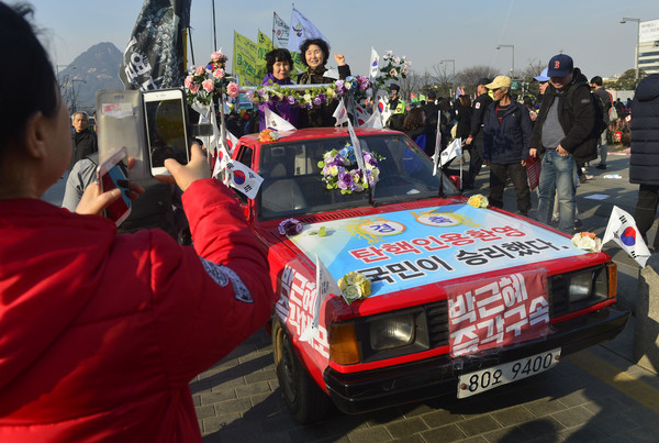 ▲ 퇴진행동이 같은날 광화문 광장에서 '탄핵환영' 촛불집회를 열었다. ⓒ뉴시스