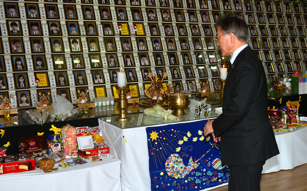 ▲ 더불어민주당 문재인 전 대표가 10일 오후 세월호 미수습자 가족이 머물고 있는 전남 진도군 팽목항을 찾아 팽목분향소를 둘러보고 있다. ⓒ뉴시스