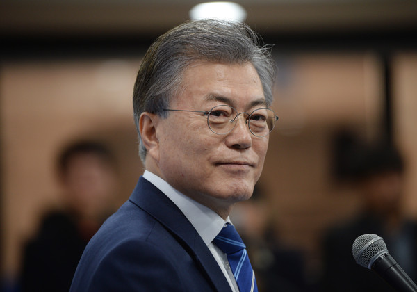 ▲ 문재인 더불어민주당 전 대표가 12일 오전 서울 여의도 민주당사에서 기자회견을 열고 박근혜 전 대통령 탄핵에 대한 입장을 발표 후 취재진의 질문을 받고 있다.ⓒ뉴시스