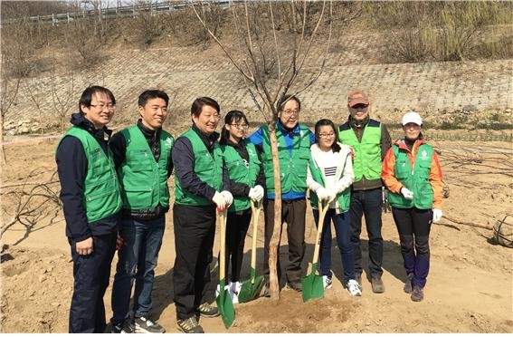 ▲ 권영진 대구시장과 문희갑 전 대구시장이 지난 11일 금호강 조야교 부근에서 나무심기 행사를 갖고 기념촬영을 하고 있다.ⓒ대구시