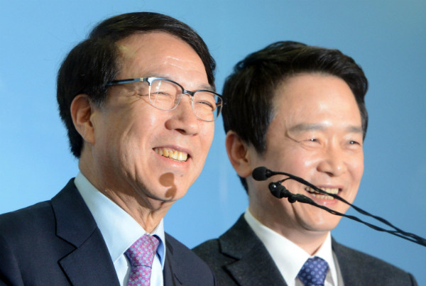 ▲ 정운찬 전 국무총리와 바른정당 남경필 경기도지사가 12일 국회에서 대연정 토론회를 제안하는 공동 기자회견을 하던 도중 파안대소하고 있다. ⓒ뉴시스 사진DB