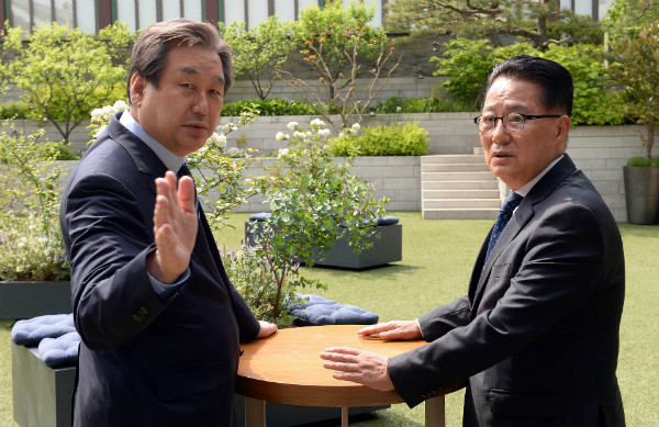 ▲ 국민의당 박지원 대표는 지난 9일 바른정당 김무성 의원과의 만찬 회동에서 연대를 공공연히 입에 올리지 말라고 면박을 준 것으로 전해졌다. 사진은 지난해 신라호텔에서 열린 백상 장기영 전 한국일보 사주의 탄생 100주년 기념세미나 도중 영빈관 정원으로 자리를 옮겨 극비 환담을 하고 있는 김무성 의원과 박지원 대표의 모습. ⓒ뉴시스 사진DB