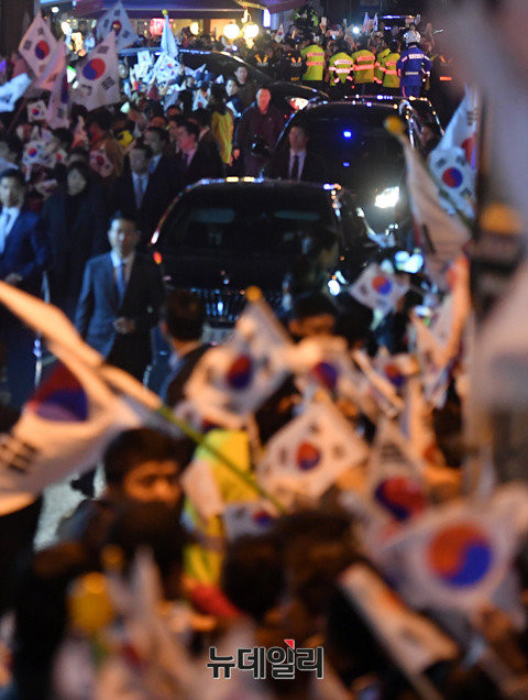 박근혜 전 대통령이 탄 차량이 12일 오후 청와대를 떠나 서울 강남구 삼성동 사저에 도착하자 지지자들이 환호하고 있다. ⓒ뉴데일리 정상윤 기자