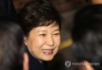 12일 오후 청와대에서 삼성동 사저로 복귀한 박근혜 전 대통령이 지지자들의 환호 속에서 눈물을 보이고 있다. ⓒ연합뉴스
