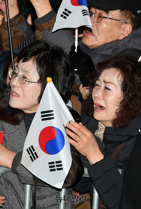 ▲ 12일 오후 청와대에서 삼성동 사저로 복귀한 박근혜 전 대통령이 지지자들의 환호 속에서 눈물을 보이고 있다. ⓒ연합뉴스