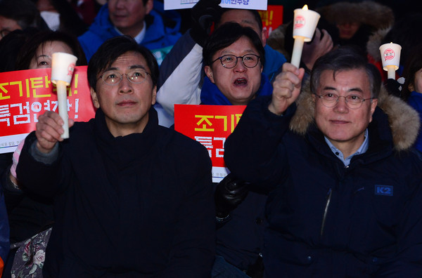 ▲ (왼쪽부터) 안희정 충남지사, 문재인 더불어민주당 전 대표. ⓒ뉴시스