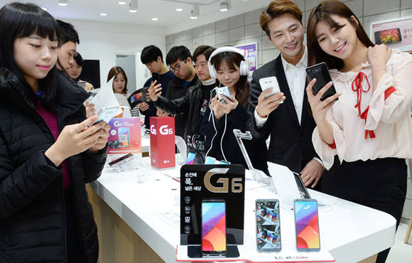 ▲ LG G6가 출시 이틀 만에 개통 3만대을 넘어서며 초반 판매 호조를 이어가고 있다. ⓒLGE