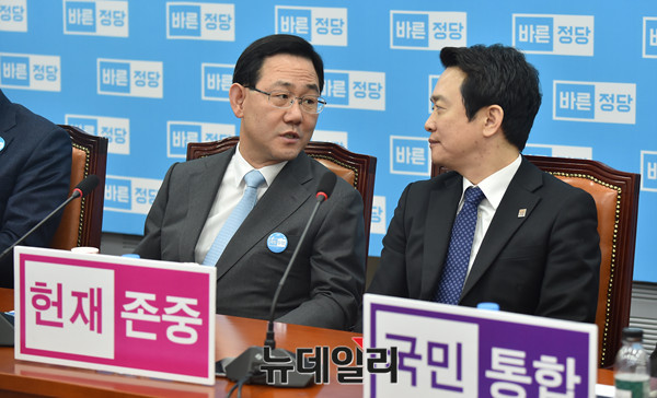 ▲ 바른정당 주호영 대표대행이 13일 오전 확대중진회의 도중 남경필 경기도지사와 의견을 교환하고 있다. ⓒ뉴데일리 이종현 기자