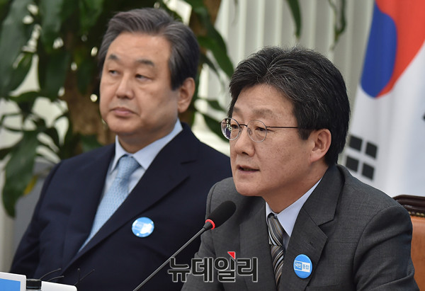 ▲ 바른정당 유승민 의원이 13일 오전 확대중진회의에서 김무성 의원이 바라보는 가운데 공개 모두발언을 하고 있다. ⓒ뉴데일리 이종현 기자