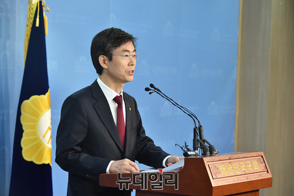 ▲ 조경태 자유한국당 의원이 13일 국회 정론관에서 대선 출마를 공식 선언하고 있다.ⓒ이종현 기자