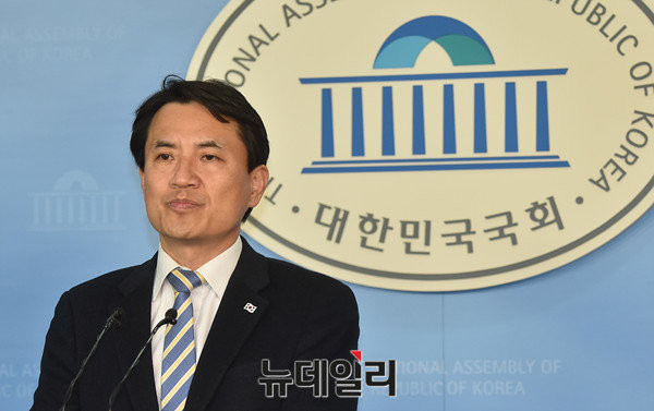 ▲ 자유한국당 김진태 의원이 13일 오전 기자회견을 열고 헌법재판소의 박근혜 대통령 탄핵 심판에 대한 결정을 강도 높게 비판했다. ⓒ뉴데일리 이종현 기자