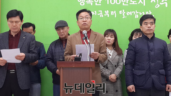 ▲ 충북 오송역세권 민간 개발을 추진하는 최병우 추진위원장 등 주민들이 13일 청주시청에서 기자회견을 열고 충북도와 청주시 주도의 컨벤션센터 선립에 반대한다는 입장을 밝히고 있다.ⓒ김종혁 기자