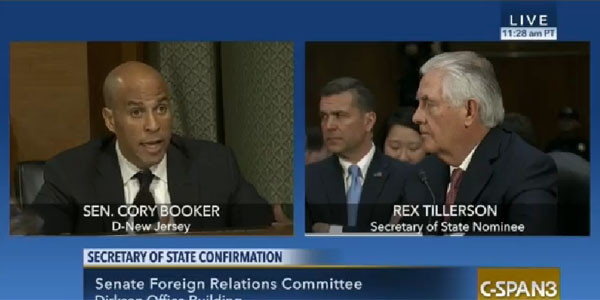 ▲ 15일부터 19일까지 한일중을 순방하는 렉스 틸러슨 美국무장관이 기자들과 동행하지 않을 것이라고 밝히지 美주요언론이 강하게 반발하고 있다. 사진은 美워싱턴포스트가 게재한 틸러슨 장관과 코리 부커 상원의원 간의 대화 영상 캡쳐. ⓒ美WP 게재-CSPAN 관련보도 영상캡쳐