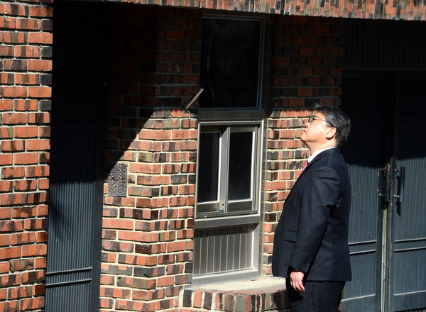 ▲ 박근혜 전 대통령이 사저로 돌아온지 하루째인 13일 오전 서울 삼성동 박 전 대통령 사저에 자유한국당 조원진 의원이 찾아와 사저로 들어가려 하고 있다. ⓒ뉴시스