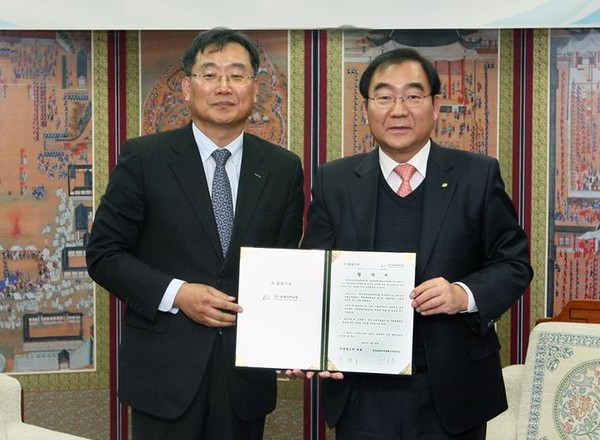 ▲ 충북소주가 13일 ‘2017청주공예비엔날레’ 공식 스폰서 협약을 맺었다.ⓒ청주시