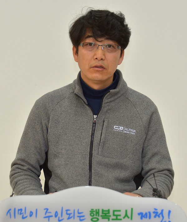 ▲ 제천운전전문학원 강사들이 근로여건, 최저임금 등에 대한 조사를 촉구하는 기자회견을 열고 있다.ⓒ제천시