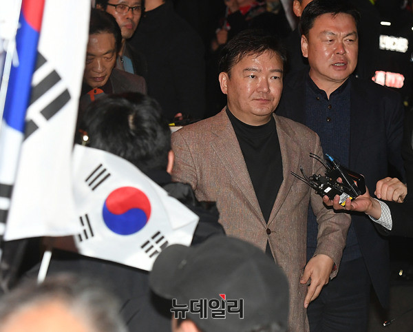 ▲ 12일 삼성동 사저로 돌아간 박근혜 대통령을 대신해 민경욱 의원이 인파 속으로 나서고 있다. ⓒ 뉴데일리 정상윤 사진기자