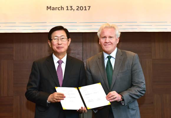▲ 한국전력과 GE(General Electric Company)는 13일 서울 신라호텔에서 HVDC(고압직류송전) 전력산업 인프라 구축을 위한 협약을 체결했다. 왼쪽 조환익 한전 사장, 오른쪽 제프 이멜트 GE 회장. ⓒ 한전