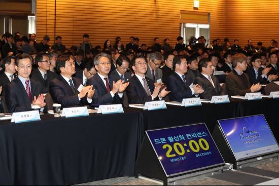 ▲ 강호인 장관은 지난 10일 서울 전경련 회관에서 열린 '드론 활성화 컨퍼런스'에 참석했다.ⓒ국토부