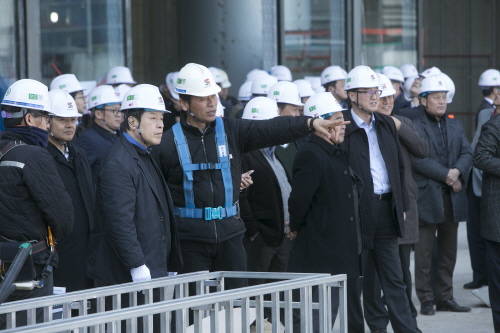 ▲ 김석준 회장이 4월 준공을 목표로 한창 마무리 공사 중인 동부산 관광단지 공사현장을 둘러보고 있다. ⓒ 쌍용건설